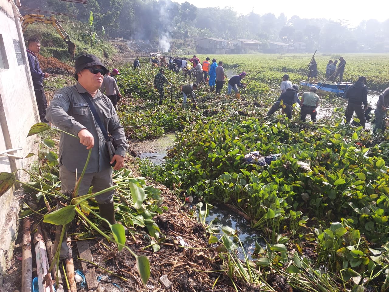 Gerakan Pembersihan eceng Gondok Jembatan Ciminyak